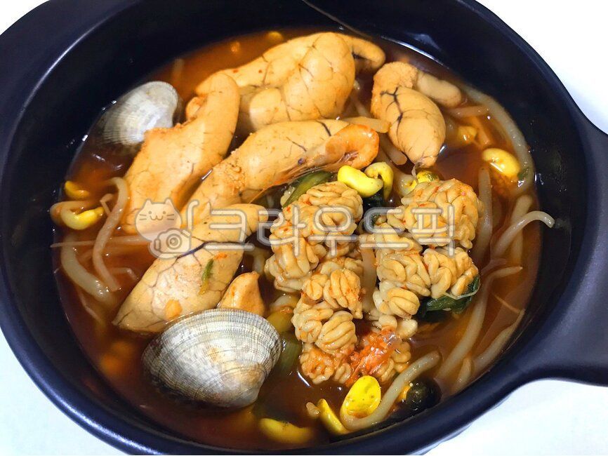 알탕,내장탕,알,곤이,고니,bowl,사발,dish,요리,meal,식사,food,음식,생선알,명태알,뚝배기,맛있는,먹방,얼큰한,뜨거운,해물,해산물,콩나물,바지락,국물,안주,술안주