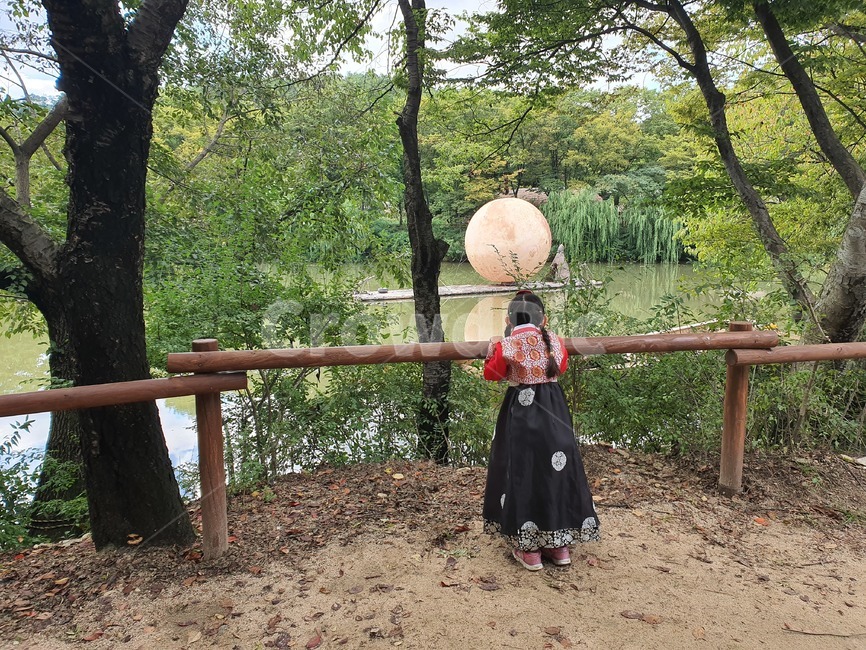 한복,아이,여자,민속촌,의복,패션,옷,의류,뒷모습,clothing,person,human,인간,사람,한국전통,한국문화,korean traditional,korean culture,한복,한국전통의상,hanbok,korean traditional clothes,사람,인물,인간,human,person,어린이,어린아이,child,children,kid