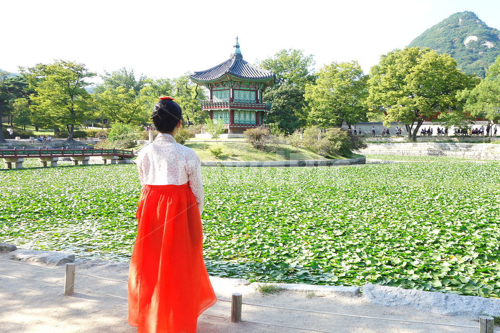 사람,한복,한국,경복궁,전통,여자,woman,전통한복,red,people,한국전통,한국문화,korean traditional,korean culture,한복,한국전통의상,hanbok,korean traditional clothes,랜드마크,landmark,tourist attraction,한국랜드마크,한국관광지,한국명소,korea landmark,korea tourist attraction,사람,인물,인간,human,person,여성,여자,woman,female,lady,건축물,건물외관,exterior,building,structure,architecture,construction