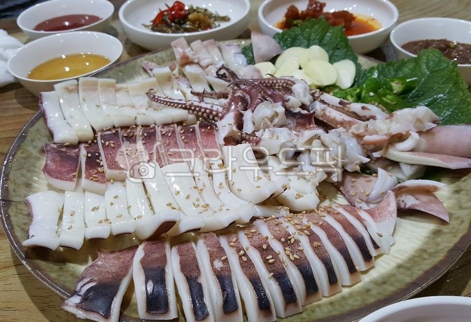 seafood,Drink snacks,Soju snacks,cook,Korean food,calamari,Korean,Makgeolli snack,Squid dish,delicacy,Boiled squid