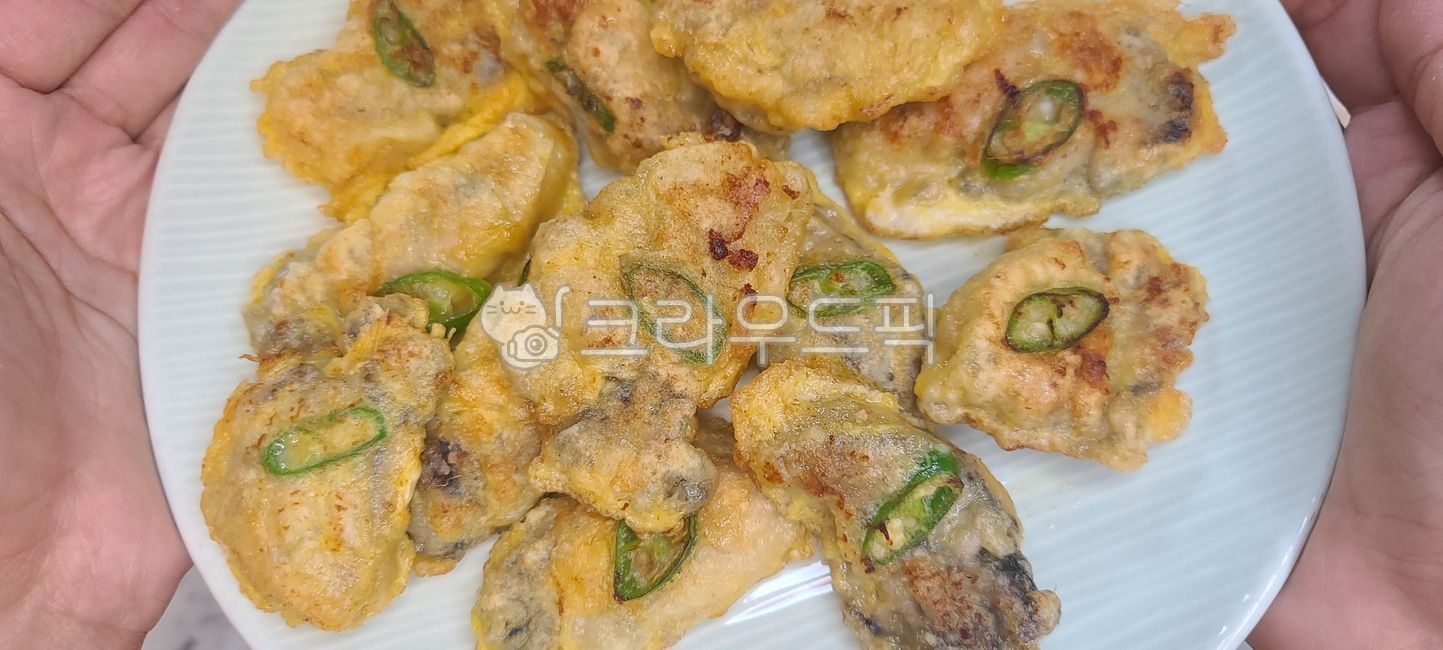 굴전,굴부침개,굴요리,굴,plate,그릇,food,음식,oysterpancake,oyster,해물,해산물,seafood