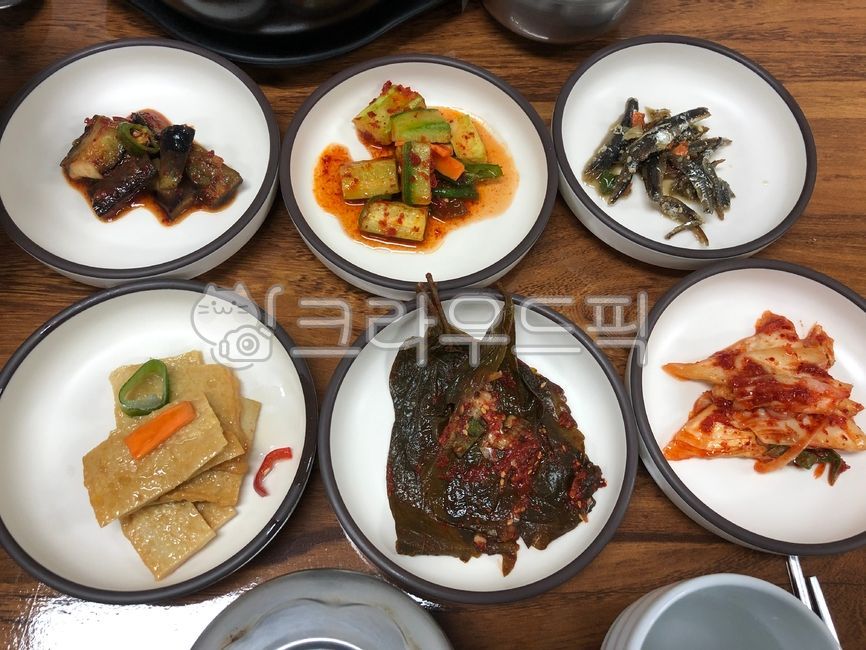 반찬,밑반찬,가지무침,오이무침,멸치볶음,어묵볶음,깻잎무침,겉절이,오뎅볶음,깻잎장아찌,깻잎지,배추김치,김치,가지,오이,멸치,어묵,오뎅,깻잎,무침요리,볶음요리,무침,볶음,한식,koreanfood,한국요리,한국음식,한정식,food,음식