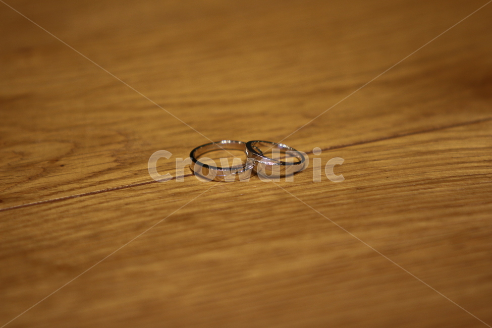 반지,약속,커플,나무책상,분위기,연인,커플,사랑,lover,couple,사물,물건,오브젝트,thing,object,matter