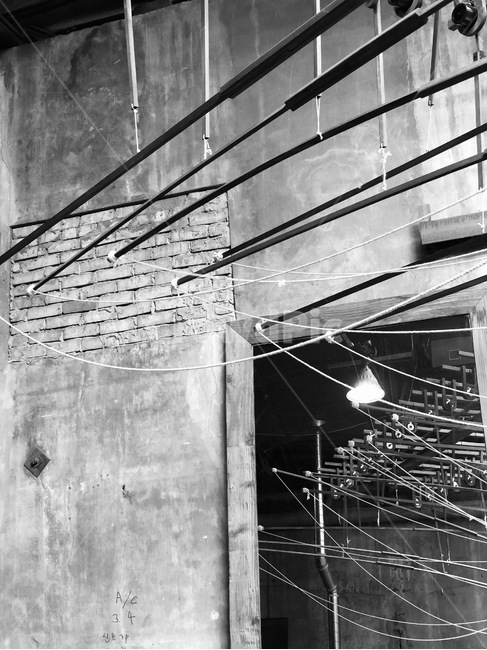 흑백,거울,전등,실,벽,흑백,모노톤,monochrome,black and white,건축물,건물외관,exterior,building,structure,architecture,construction