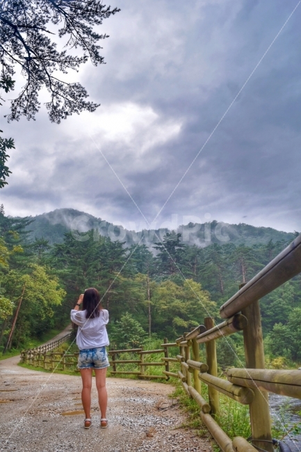 숲,울진,둘레길,왕피천둘레길,여행,산림,피톤치드,자연,풍경,nature,landscape,한국자연풍경,한국자연경관,korea nature landscape,사람,인물,인간,human,person,여성,여자,woman,female,lady,여행,휴가,traveling,vacation,trip,building,건물,apparel,의복,shorts,반바지,clothing,의류