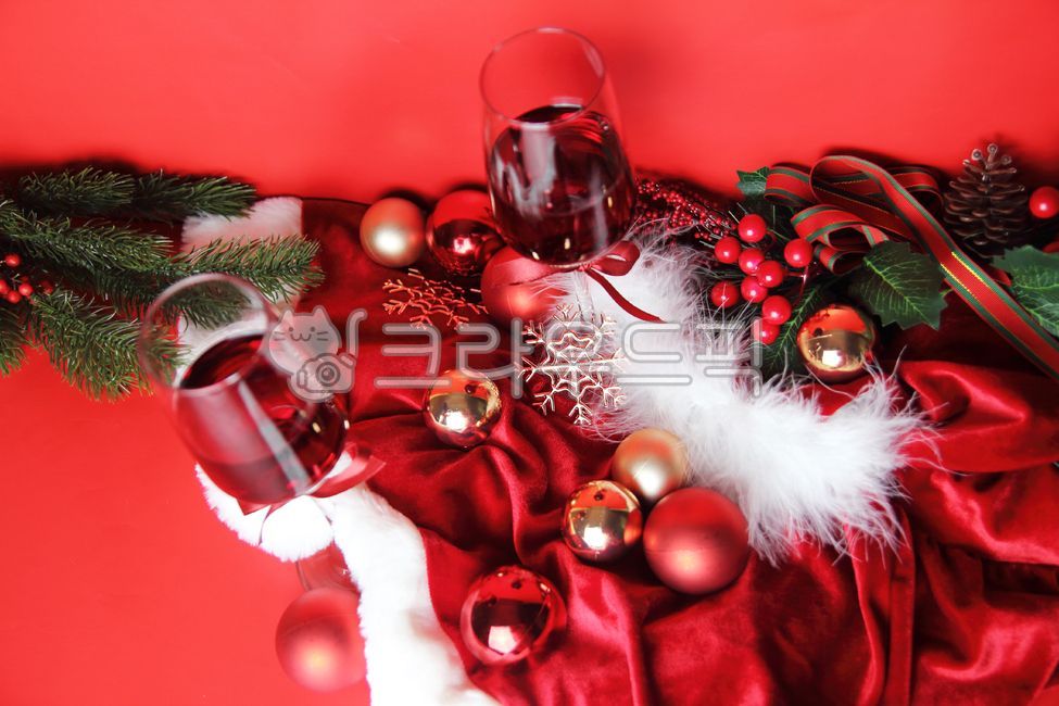 크리스마스,크리스마스배경,와인,와인잔,파티,와인파티,유리,glass,빨간색,레드,빨강,그린,리본,선물,눈꽃모양,장식,장식품,이벤트,연말,오너먼트,공,벨벳,적포도주,redwine,wineglass,와인잔,술,음료,alcohol,beverage,메리크리스마스,성탄절,merry christmas