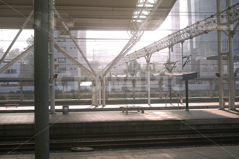 기차역,기차,풍경,여행,새벽,외로움,우울함,train,rail,railway,trip,travel,travelling,배경,배경사진,감성사진,평화로운,분위기,차분한,차분함,평화로움,풍경사진,scene,ambience,atmosphere,calm,peaceful,tranquil,still,background,view,landscape,scenery,교통,교통수단,traffic,transportation,vehicle,차량,train station