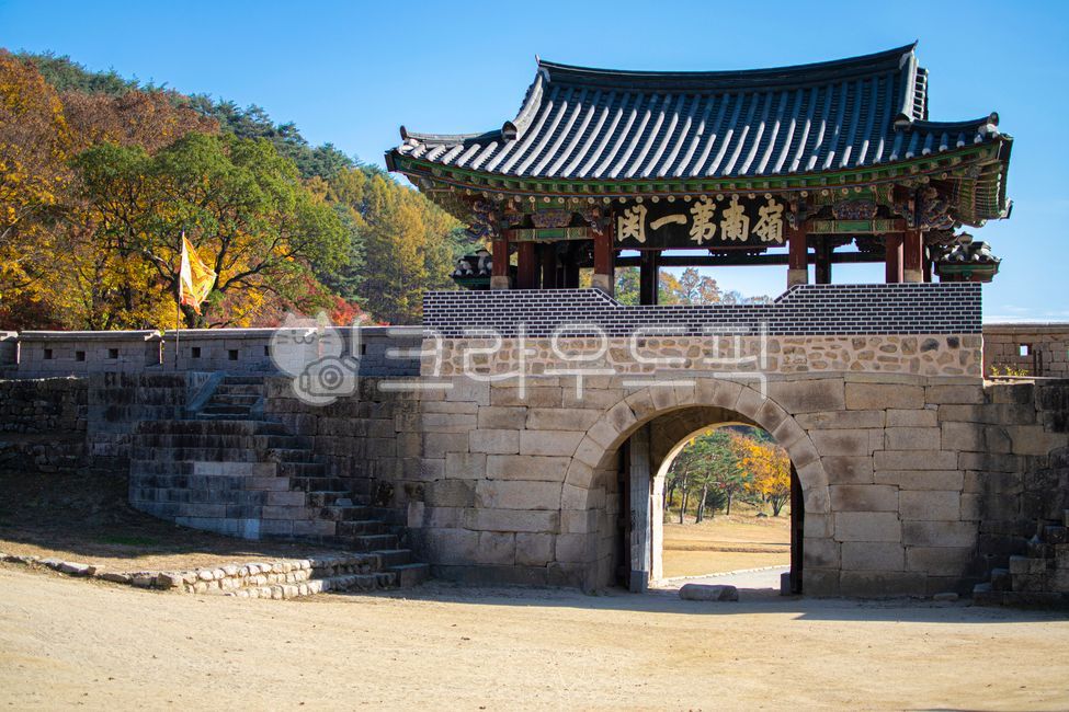 산성,성곽,한국전통,기와,건축물,문경새재,성문,성,축성,전통,문화재,유적지,한국관광지,한국명소,유적,flag,깃발