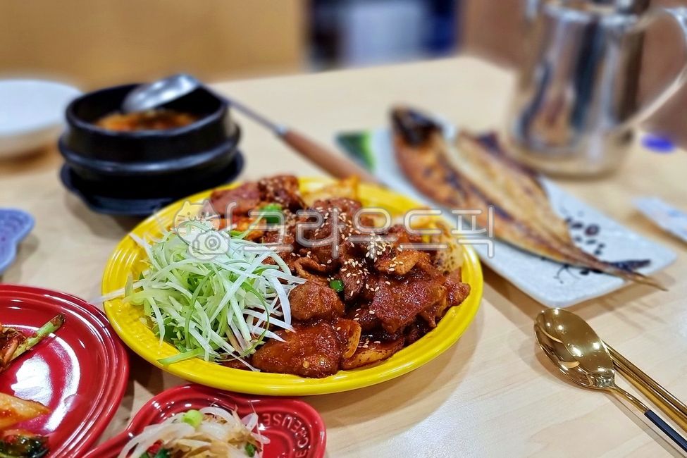 제육볶음,제육쌈밥,쌈밥,쌈밥정식,meat,고기,음식,푸드,식사,점심식사,dishes,lunch,먹거리,food,생선,생선구이,반찬,찌개,된장찌개,야채