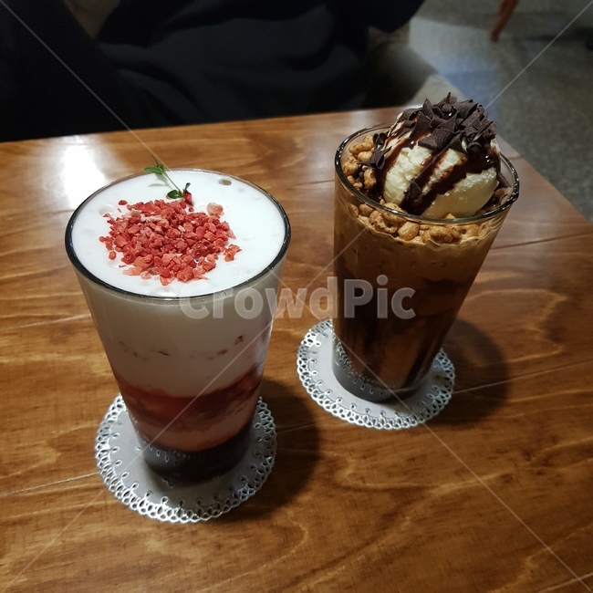 디저트,카페,딸기라떼,딸기,죠링퐁라떼,카페음료,음료,음료수,drink,beverage
