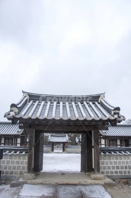 사진,단독사진,디자인,소스,포토,사진자료,배경,배경사진,백그라운드,한국,동양,아시아,접사,근접,자연,겨울,눈,얼음,경치,설경,Landscape,날씨,겨울배경,겨울풍경,풍경,눈풍경,한옥,지붕,사찰,전통가옥,기와,기와집,보케,흩날림,돌담,담,전통담,문,대문,전통문,출입구,겨울,계절,winter,season,한국전통,한국문화,korean traditional,korean culture