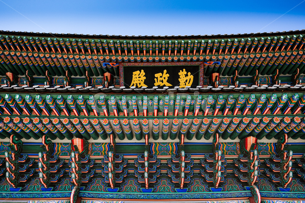 palace,sky,Geunjeongjeon,patterns,koreanpalace,korean,building,colorful colors,Korean pattern,Seoul Palace,Gyeongbokgung,traditional,eaves,chinese character,Korean traditional patterns,Korean colors,Korean palace,Closeup photo of Geunjeongjeon,architectur