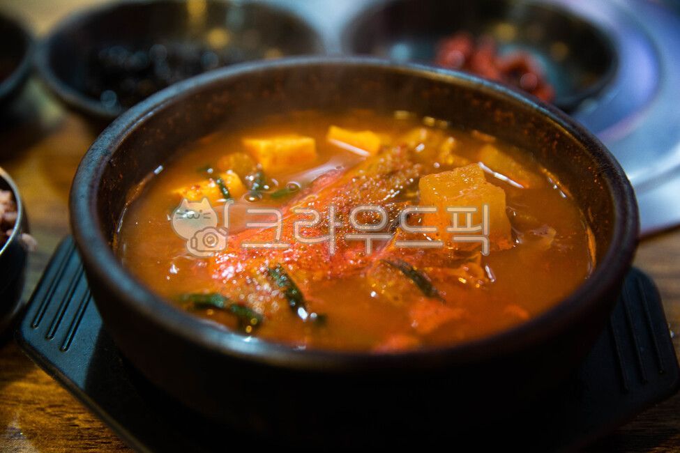 ttukbaegibowl,pollack,greenonion,뚝배기그릇,명태,파,고춧가루,두부,무우,야채,끓인,동태탕,한국전통음식,redpepperpowder,tofu,radish,vegetables,boiled,dongtaetang,traditionalkoreanfood