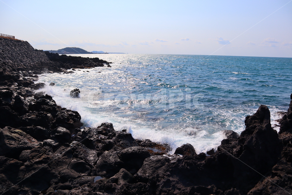 제주바다,현무암,바다,제주도,basalt,제주현무암,제주돌,제주도돌,돌,자연,풍경,nature,landscape,한국자연풍경,한국자연경관,korea nature landscape,제주도,jeju,jeju island,outdoors,옥외,water,물,sea,ocean,대양,promontory,곶