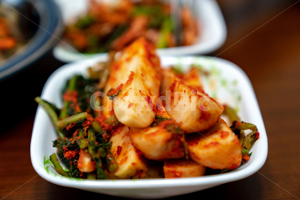 김치,알타리,무,고춧가루,음식,반찬,한국음식,전통,식사,단단한,야채,채소,항산화,건강,발효,접사,양념,그릇,흰색,매운,차가운,시원한,아삭한,음식,식재료,요리,food,cook,meal,dishes,food reserves,한식,한국음식,한국요리,korean food,korean dishes,korean meal,korean cook