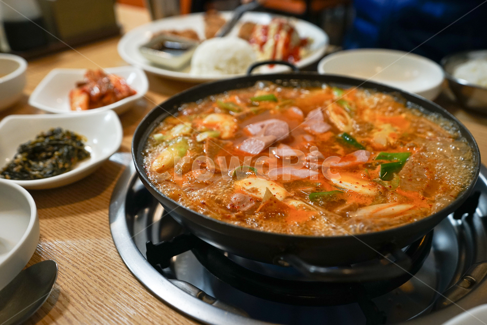찌개,부대찌개,반찬,국물,국물요리,술안주,해장,안줏거리,먹방,음식,한국식,식사,먹거리,찌개요리,소세지,햄,음식,식재료,요리,food,cook,meal,dishes,food reserves,한식,한국음식,한국요리,korean food,korean dishes,korean meal,korean cook