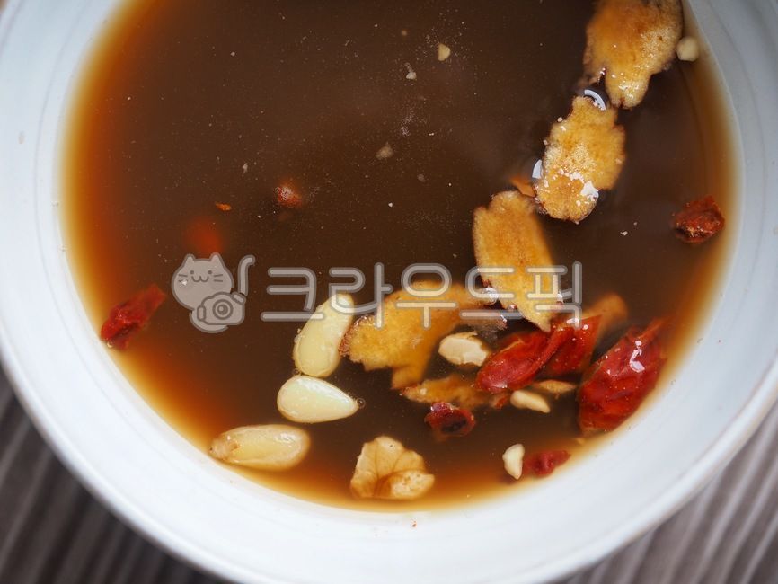 한국음료,한국전통음료,쌍화차,쌍화탕,한국전통차,그릇,차,음료,전통차,전통음료,웰빙,웰빙음료,대추,갈색,따뜻한음료,koreanbeverage,koreantraditionaldrink,doublecar,ssanghwatang,koreantraditionaltea,bowl,beverage,traditionaltea,traditionaldrink,wellbeing,wellnessbeverage,jujube,brown,hotdrink,음식,식재료,요리,food,cook,meal,dishes,food reserves