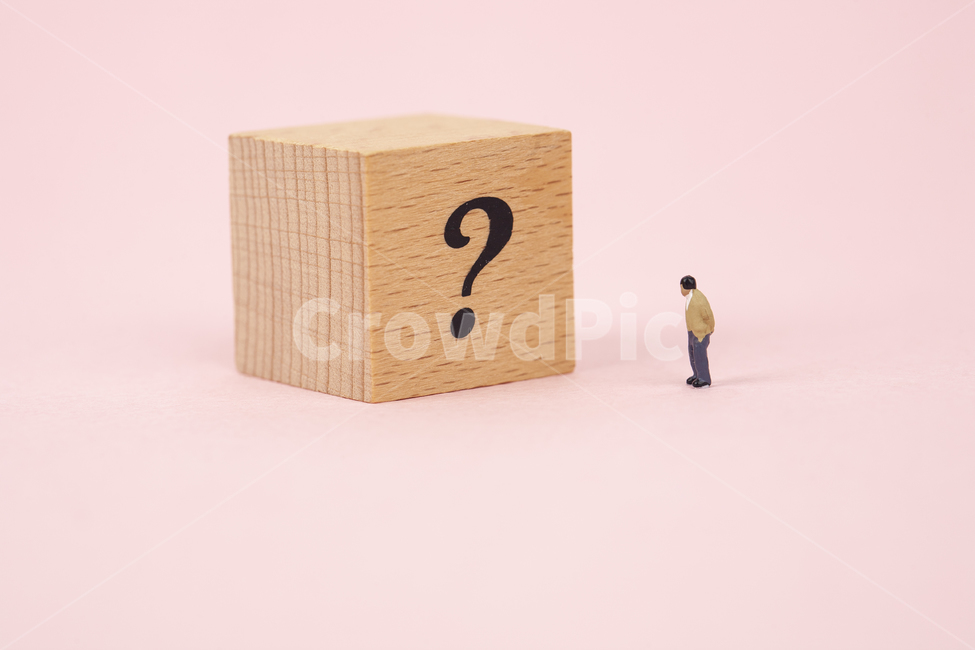 물음표,비즈니스,금융,비즈니스맨,고민,배경,아이디어,컨셉,표시,방법,갈등,진로,미래,결정,성공,실패,기로,오브젝트,도전,크리에이티브,디자인,큐브,나무,글자,퀘스천마크,박스,네모,사각형,남자,궁금증,생각,미니어처,피규어,핑크,분홍색,우드,질문,기호,마크,백그라운드,연출,컨셉,콘셉,direction,concept