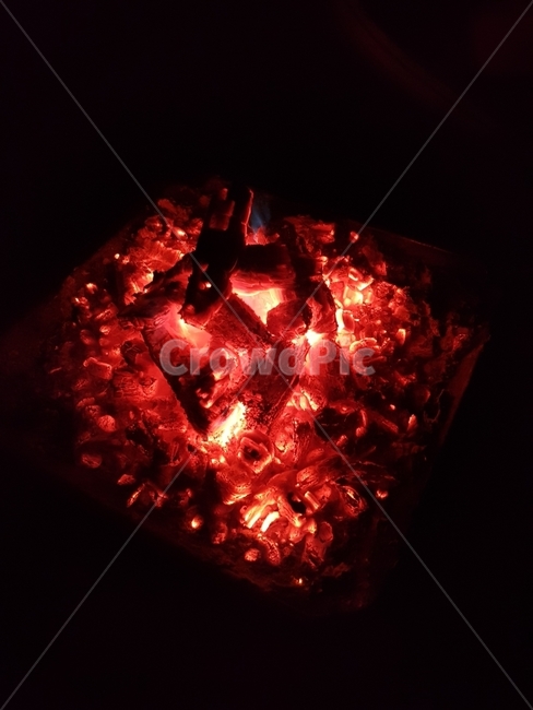 하트모양장작불,하트모양숯불,붉은장작불기운,화로장작불,가을캠프파이어