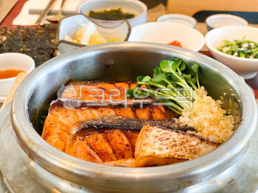 rice bowl,pot rice,flying fish roe,restaurant,Salmon pot rice,salmon,food,fish dishes,meal,Salmon Steak Rice Bowl,pot rice cooking,dish,fish,cooking,Salmon rice bowl