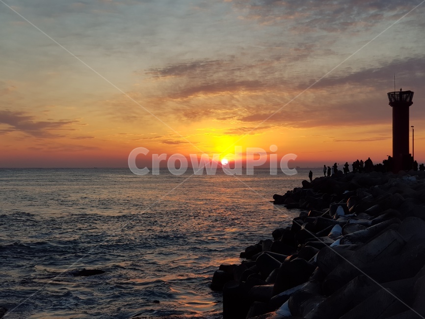 새해,일출,해돋이,바다,동해,등대,포항,오도리,등대,lighthouse,nature,자연,outdoors,옥외,sky,하늘,dusk,황혼,sunset,일몰,red sky,붉은 하늘,dawn,새벽