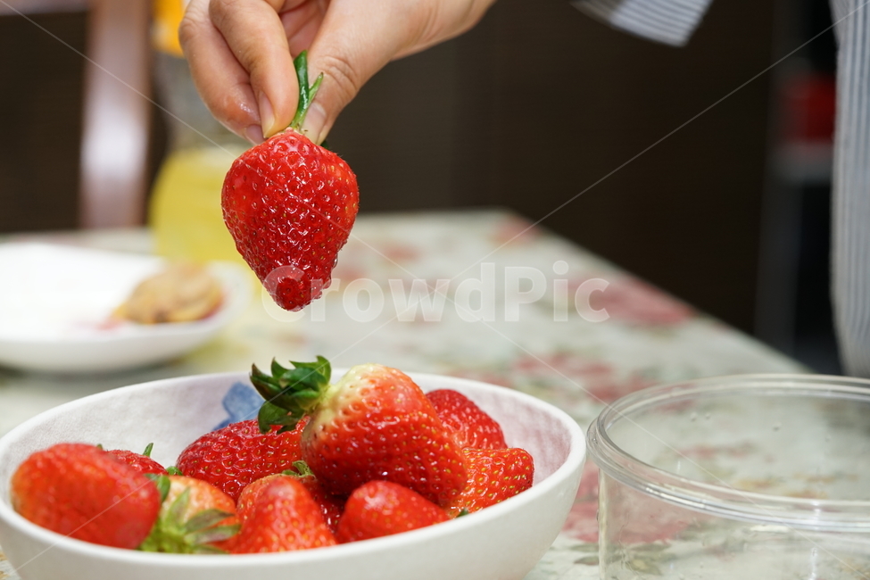 딸기,과일,후식,비타민,디저트,간식,먹방,먹거리,안주,빨강,레드,색감,싱싱,자연,일상,애정,색,원색,음식,식재료,요리,food,cook,meal,dishes,food reserves,과일,열매,fruit,채소,야채,vegetables