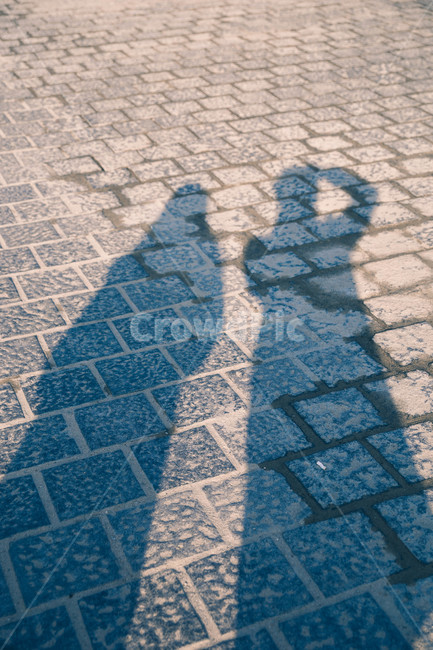 그림자,길,거리,벽돌,커플,사람,인물,인간,human,person,인물실루엣,사람실루엣,character silhouette,human silhouette,path,통로,walkway,보도,sidewalk,pavement,포장,rug,깔개,flagstone,판석,floor,바닥
