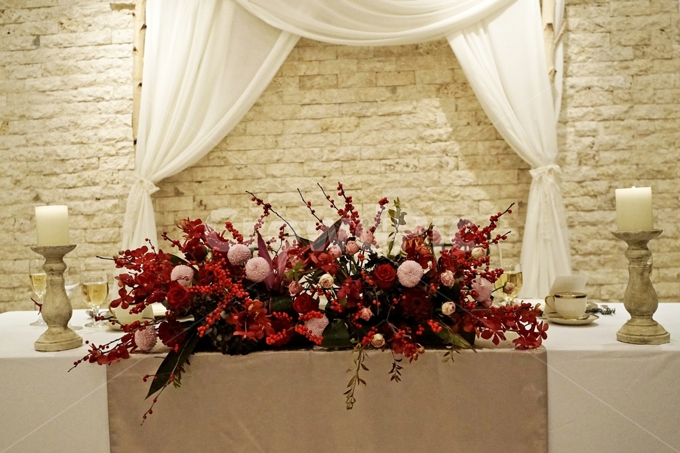 인테리어,꽃,촛대,커튼,벽,장식,interior,flower,bloom,pink,red,beauty,smell,scent,결혼식,장식물,사물,벽돌벽,행사장,결혼,혼례,웨딩,wedding,marriage,marry,인테리어,실내디자인,interior design