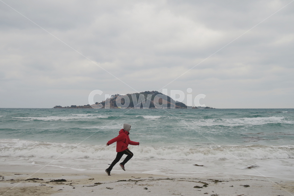 해변,제주도,어린이,파도,협재해수욕장,남자아이,달리기,바다,힐링,여유,뛰기,바람,해변,바다,beach,sea,사람,인물,인간,human,person,어린이,어린아이,child,children,kid,여행,휴가,traveling,vacation,trip,건강,헬스웨어,헬스케어,healthware,health care