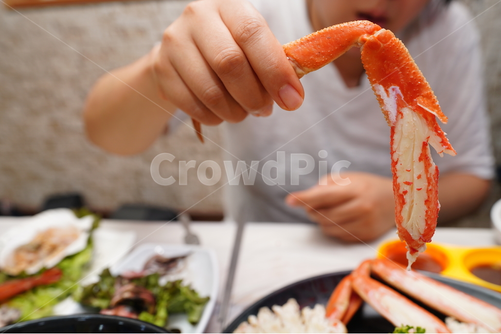 게,대게,크랩,해산물,게살,안주,먹거리,음식,crab,식감,푸드,씨푸드,food,사람,인물,인간,human,person,신체일부,몸,body,음식,식재료,요리,food,cook,meal,dishes,food reserves,수산물,해산물,fishery products,seafood