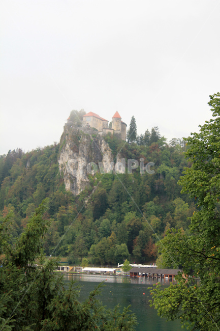 동유럽,슬로베니아,블레드,블레드성,고성,castle,자연,풍경,하늘,나무,블레드호수,호수,물,랜드마크,landmark,tourist attraction,해외,외국,세계,foreign,oversea,world,세계랜드마크,해외랜드마크,외국랜드마크,world landmark,world tourist attraction,outdoors,옥외,nature