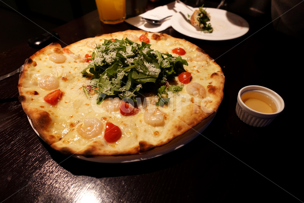 피자,새우,토마토,꿀,데이트,로맨틱,이탈리안레스토랑,레스토랑,pizza,shrimp,tomato,honey,romantic,restaurant,음식,식재료,요리,food,cook,meal,dishes,food reserves,빵,bread,양식,서양음식,서양요리,western food,western dishes,western meal,western cook