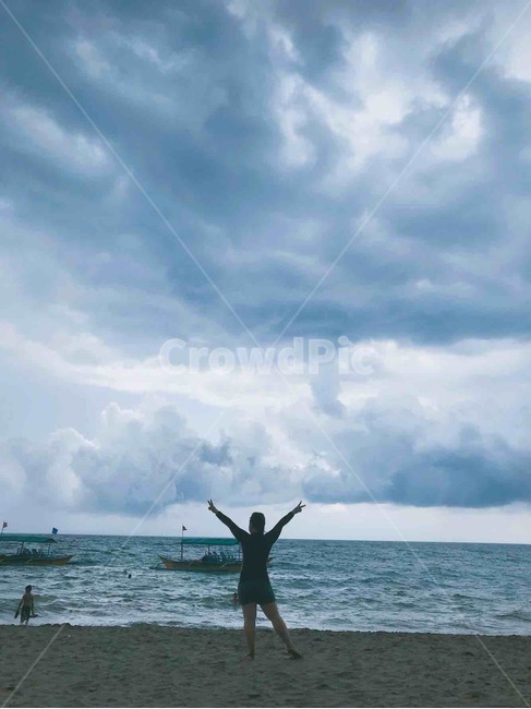 바다,해변,구름많은바다,뒷모습,여행,구름,해변,바다,beach,sea,사람,인물,인간,human,person,여성,여자,woman,female,lady