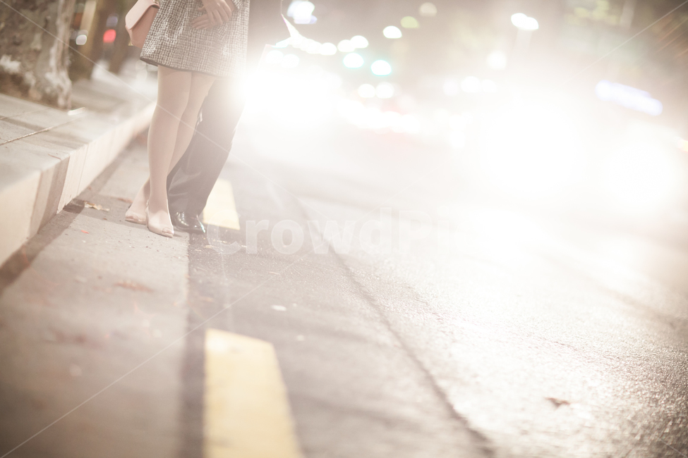 커플,길가,데이트,couple,야경,심야,길거리,야경,밤,풍경,nightscape,night,landscape,사람,인물,인간,human,person,신체일부,몸,body,연인,커플,사랑,lover,couple,교통,교통수단,traffic,transportation