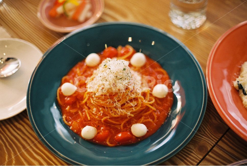 음식,파스타,토마토파스타,프레쉬모짜렐라,필름,필름사진,감성,감성사진,레스토랑,food,dish,meal,pasta,tomatopasta,freshmozzarella,film,음식,식재료,요리,food,cook,meal,dishes,food reserves,면류,면요리,noodles,양식,서양음식,서양요리,western food,western dishes,western meal,western cook