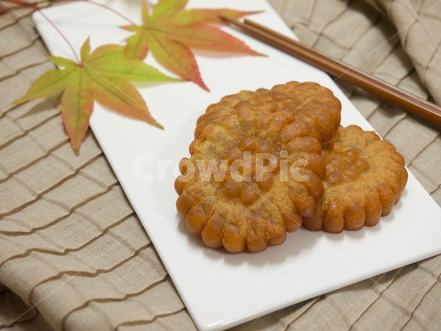 약과,단풍잎,한국음식,식품,한식,한국문화,음식,한국,배경,음식문화,웰빙,문화,아시아,아시아음식,접시,전통,설날,추석,젓가락,추석음식,설날음식,명절,명절음식,한국과자,전통과자,과자,한국전통과자,한과,쌀과자,음식,식재료,요리,food,cook,meal,dishes,food reserves,한식,한국음식,한국요리,korean food,korean dishes,korean meal,korean cook,디저트,간식,후식,dessert,snack