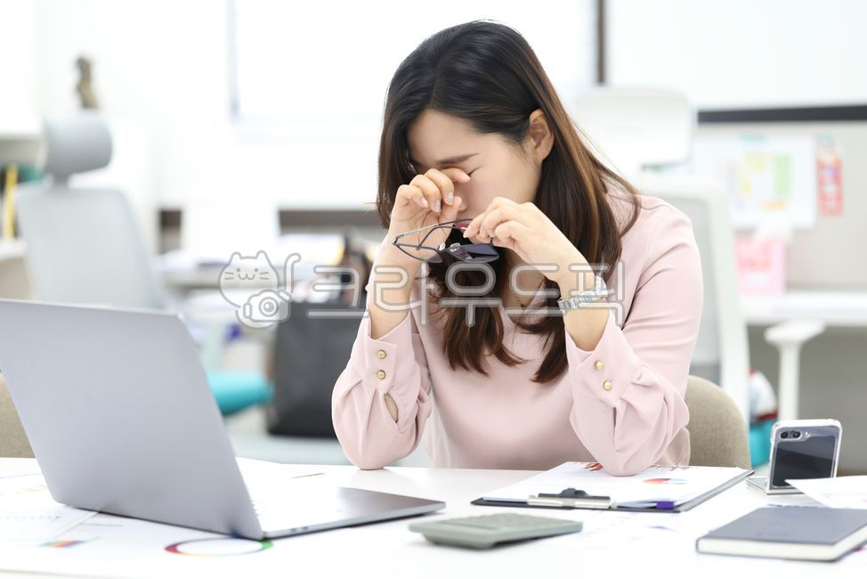 Eye fatigue,fatigue,eye health,presbyopia,myopia,astigmatism,vision,healthcare,concentration,stress,office worker,laptop,office,computer,monitor,work,tiredness,glasses,burnout,woman,work,desk,job,office worker,symptoms,health,ove