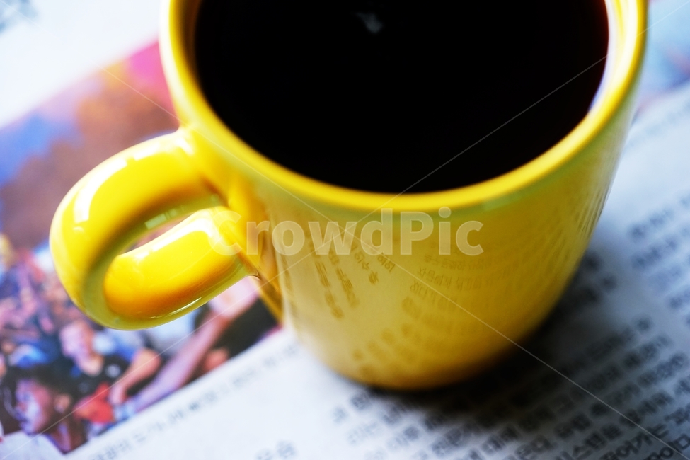 노랑컵,컵,커피,신문,커피와신문,커피,카페,coffee,cafe