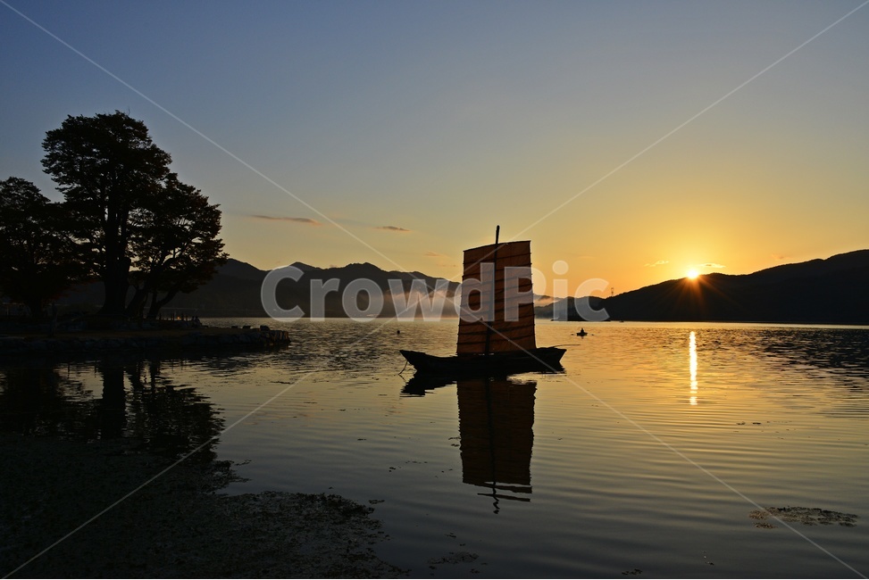boat,보트,transportation,교통,person,사람,human,인간,outdoors,옥외,nature,자연,dawn,새벽,light,빛,flare,플레어,sunlight,햇빛,sky,하늘,redsky,붉은하늘,양평,두물머리,일출,두물머리아침,돚단배,황포돚배,나룻배,여명,나무,자연,풍경,nature,landscape,한국자연풍경,한국자연경관,korea nature landscape