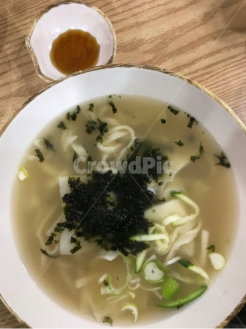 칼국수,수제비,음식,맛집,면,흰색,맛있는,음식,식재료,요리,food,cook,meal,dishes,food reserves,면류,면요리,noodles,한식,한국음식,한국요리,korean food,korean dishes,korean meal,korean cook