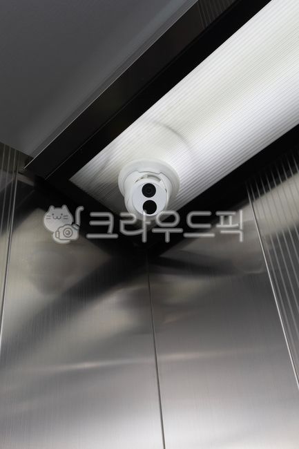 cctv,촬영,영상,카메라,엘리베이터,보안,도촬,디지털,방범,블랙박스,비디오,보호,초상권,인권,천장,천정,벽,구석,24,실내