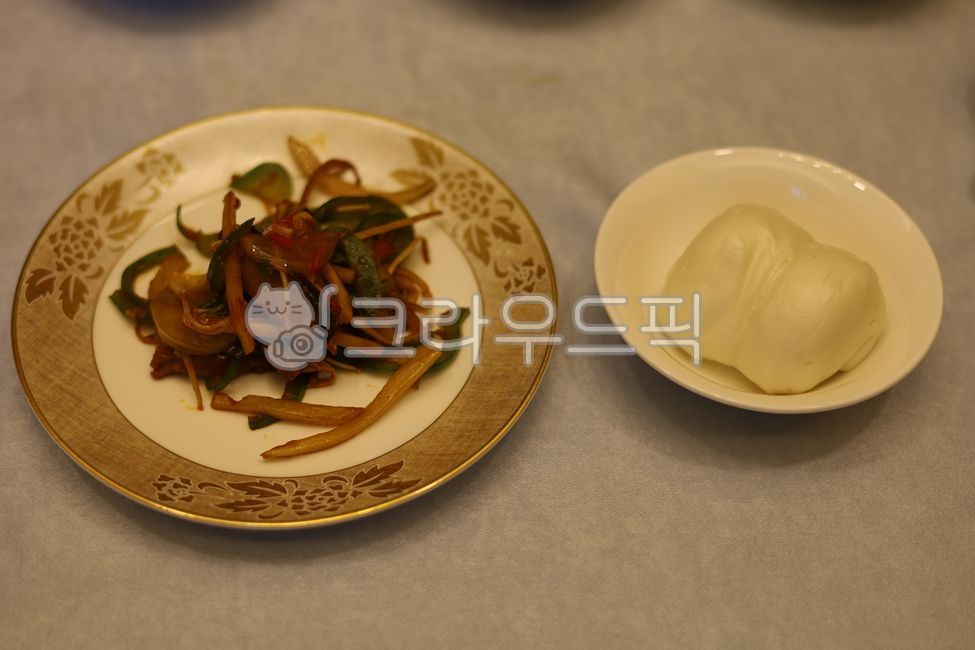 Red pepper japchae,meal,Chinese cuisine,dish,plate,Chinese food,Cheongyori,flower bread,food