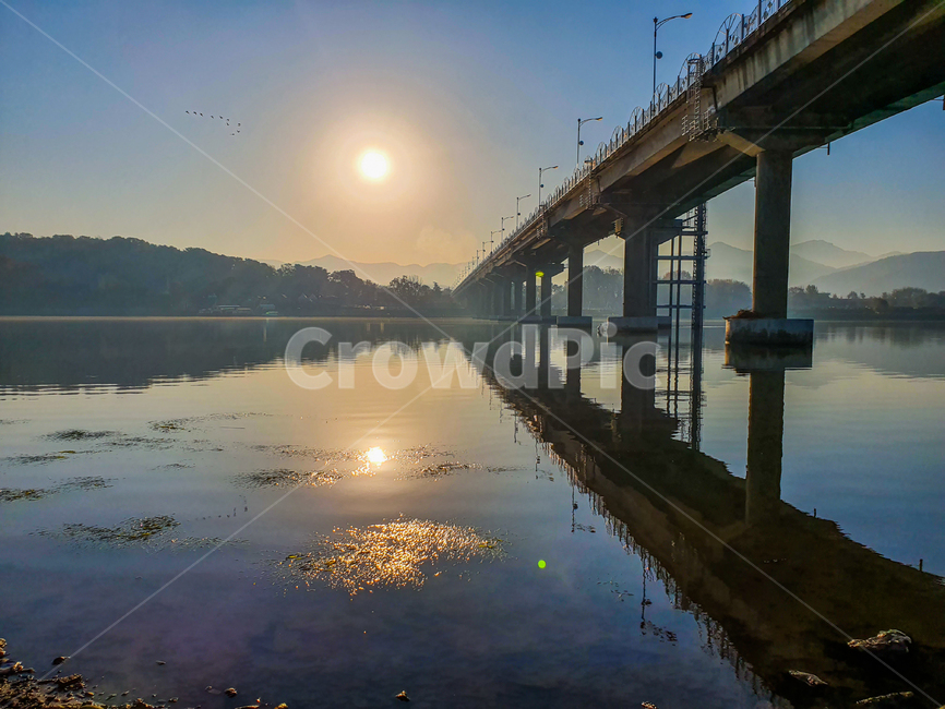 water,물,waterfront,워터프론트,light,빛,flare,플레어,교각,pier,다리,안개,강,건축물,건물외관,exterior,building,structure,architecture,construction