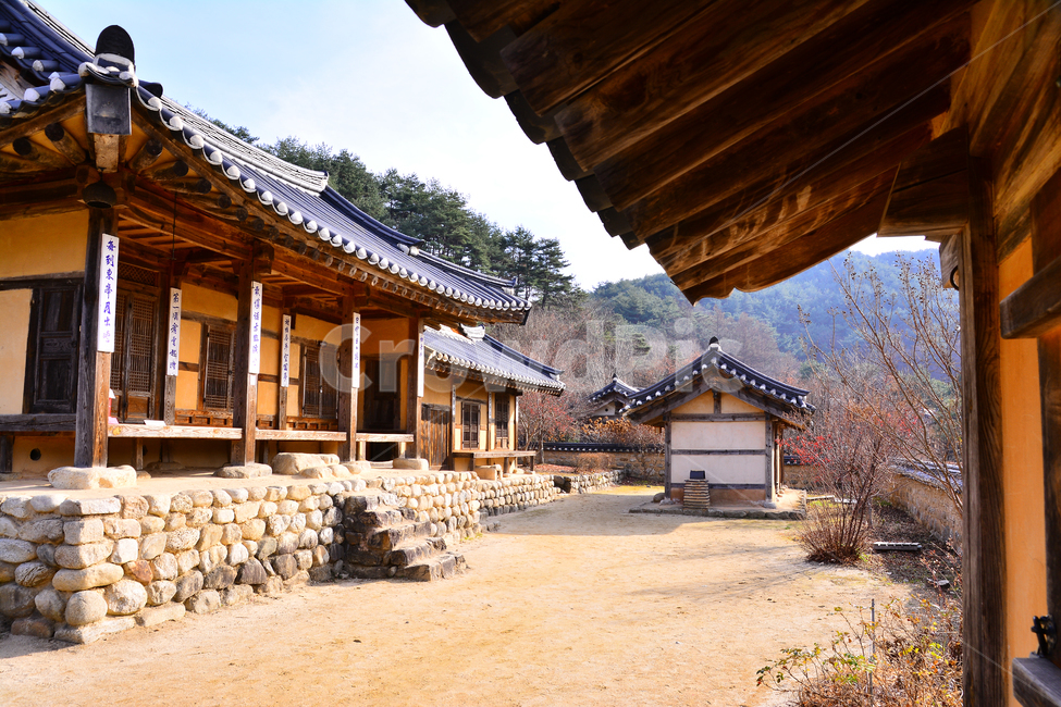 전통,기와집,고택,빈티지,집,하우스,house,vintage,traditional,옛집,처마,마당,한국풍경,코리안,korean,민속마을,선비촌,전통마을,전통가옥,민속촌,건축,마루,나무,우드,wood,건축물,한국전통,한국문화,korean traditional,korean culture,건축물,건물외관,exterior,building,structure,architecture,construction