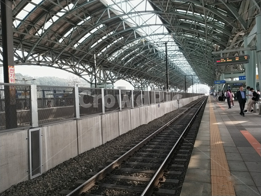 train,기차,vehicle,차량,trainstation,person,사람,human,인간,railway,철도,rail,레일,traintrack,기찻길,transportation,교통,srt,kts,역,열차,기차역,교통,교통수단,traffic,transportation