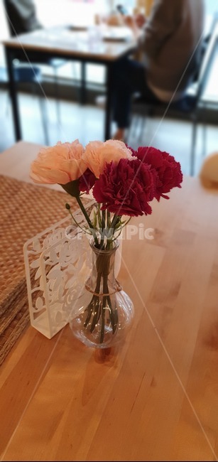 꽃병,카페,소품,장미,화병,식탁,cafe,예쁜,감성,붉은꽃,오브젝트