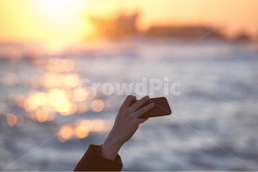 정동진,셀카,강릉,일출,바다,아침,새해,해맞이,항구,파도,수평선,해변,바닷가,하늘,겨울,풍경,여행,강원도,동해,해안,해안가,물결,스마트폰,인증샷,기념,촬영,관광객,붉은,아웃포커스,사람,인물,인간,human,person,신체일부,몸,body,여행,휴가,traveling,vacation,trip,사진작가,포토그래퍼,photographer,감성,sensible,feeling,정보통신기술,전자기기,전자제품,it,information,technology,electronic equipment