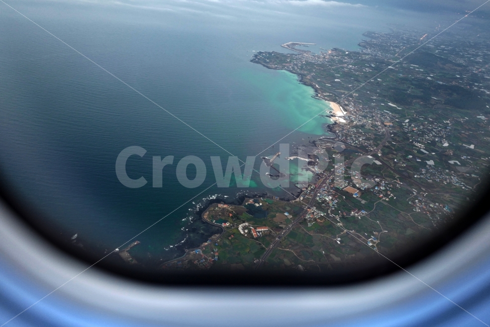 비행기창문,제주도,바다,창문,항공촬영,비행기,자연,풍경,nature,landscape,한국자연풍경,한국자연경관,korea nature landscape,제주도,jeju,jeju island,여행,휴가,traveling,vacation,trip,교통,교통수단,traffic,transportation,outdoors,옥외,경치,scenery