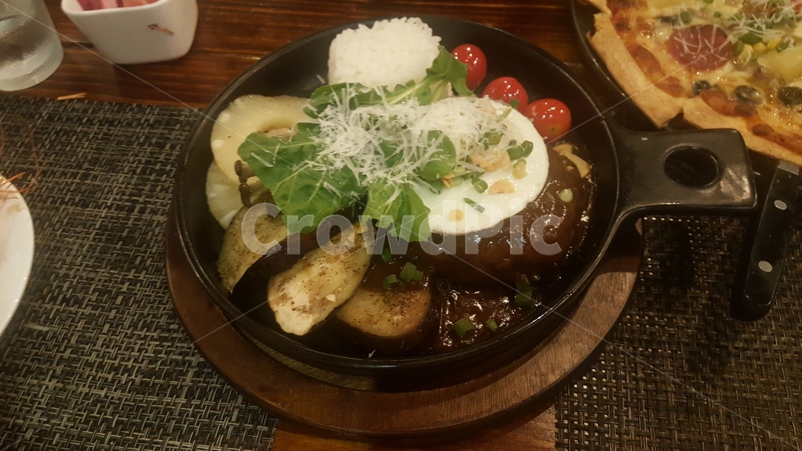 함박스테이크,스테이크,햄버그스테이크,떡갈비,스테이크요리,소고기,음식,식재료,요리,food,cook,meal,dishes,food reserves,양식,서양음식,서양요리,western food,western dishes,western meal,western cook