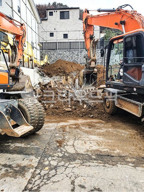 Construction site,industrial site,steel bars,concrete,pipes,wires,new construction,new construction site,build,erect,foundation work,house,house,formwork,cement,waste,industrial waste,stone,soil,forklift,equipment,demolition